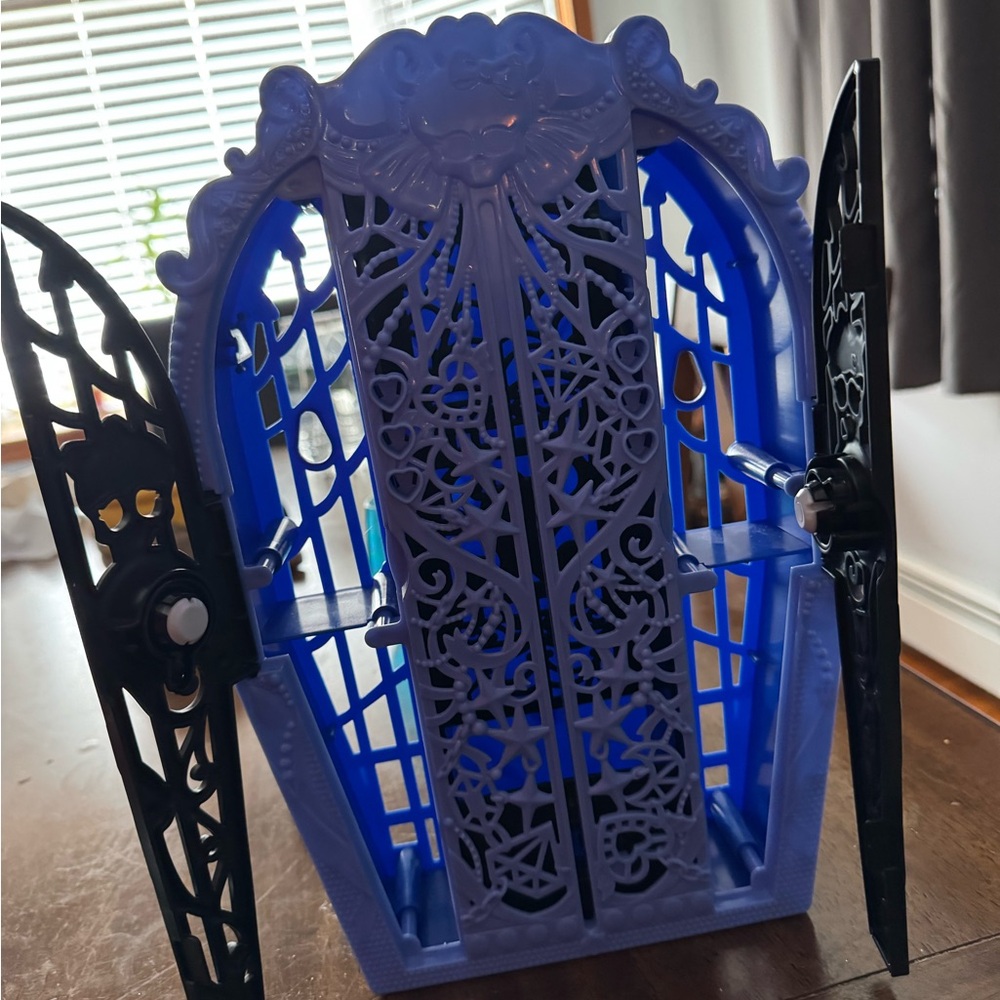 Monster High Abbey Bominable Closet - Picture 2 of 2